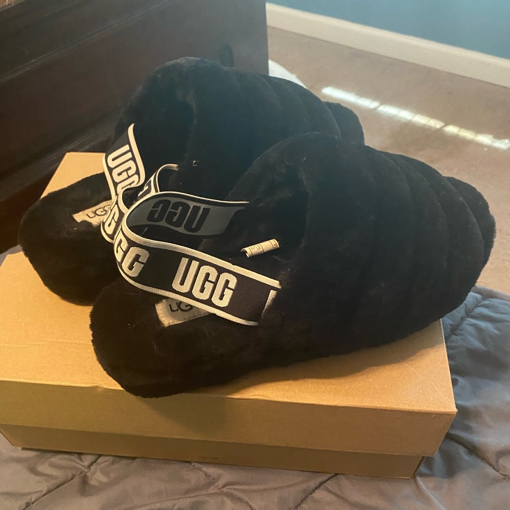 Fluff Yeah slippers ! Almost brand new ! Only worn three times in the house only